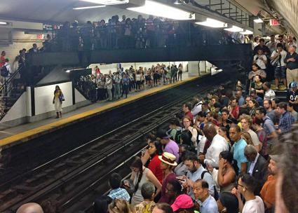 image of crowded platform at 1686h Street, Manhattan